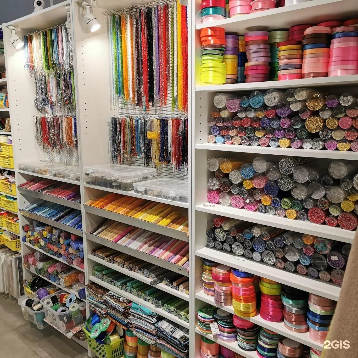 Бусинка магазин рукоделия. Бусинка брянск. Пряжа с бусинами. Пряжа в магазине бусинка. Бусинка магазин рукоделия.