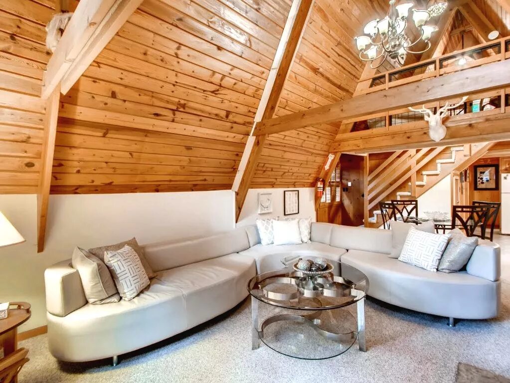 А-фрейм проект 6х8. Интерьер дома 6х6 внутри. Одноэтажные дома из бруса интерьер. Интерьер дачного домика. Каркасный дом интерьер внутри.