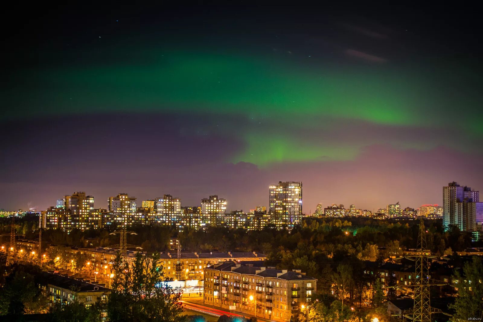 Сегодня будет северное сияние в москве. Северное сияние в Санкт-Петербурге. Полярное сияние в Санкт-Петербурге. Северное сияние в Питере. Севирнисияние в Санкт Петербурге.