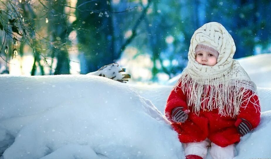 Имена зимних детей. Имена зимних детей. Фото в цвете сергей зима. Малыш зимой. Ребенок с шарфом на лице в мороз.