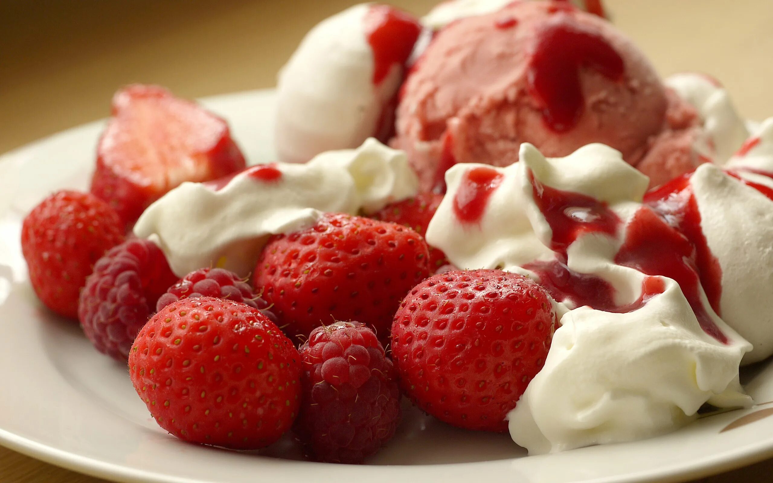 мороженое с клубникой и шоколадом. клубничное сливочное мороженое. мороженое джелато клубника. коубничноесливочное мороженое. клубничное сливочное мороженое.