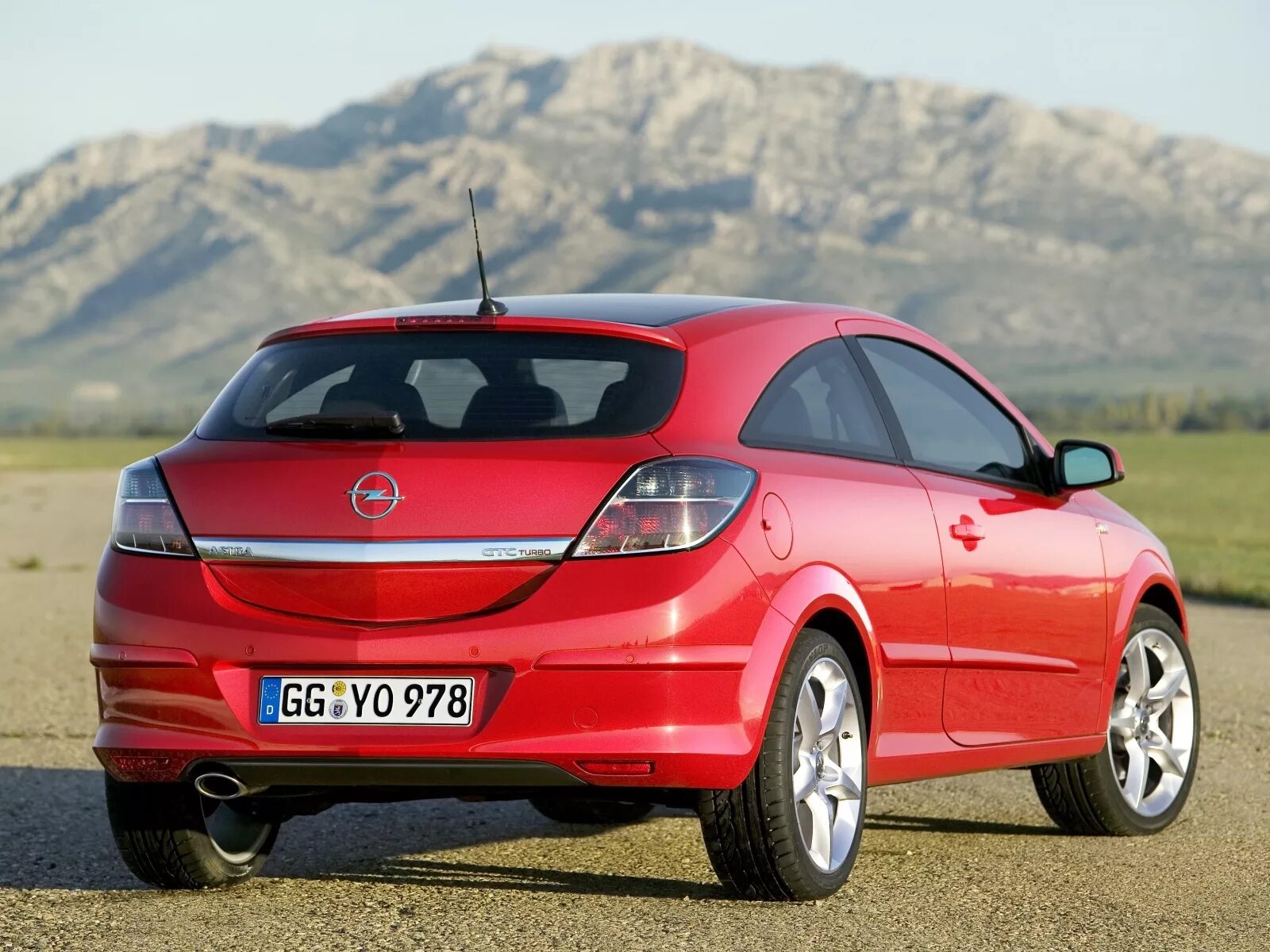 Опель хэтчбек 2008. Opel Astra GTC 2006. Opel Astra 2007.