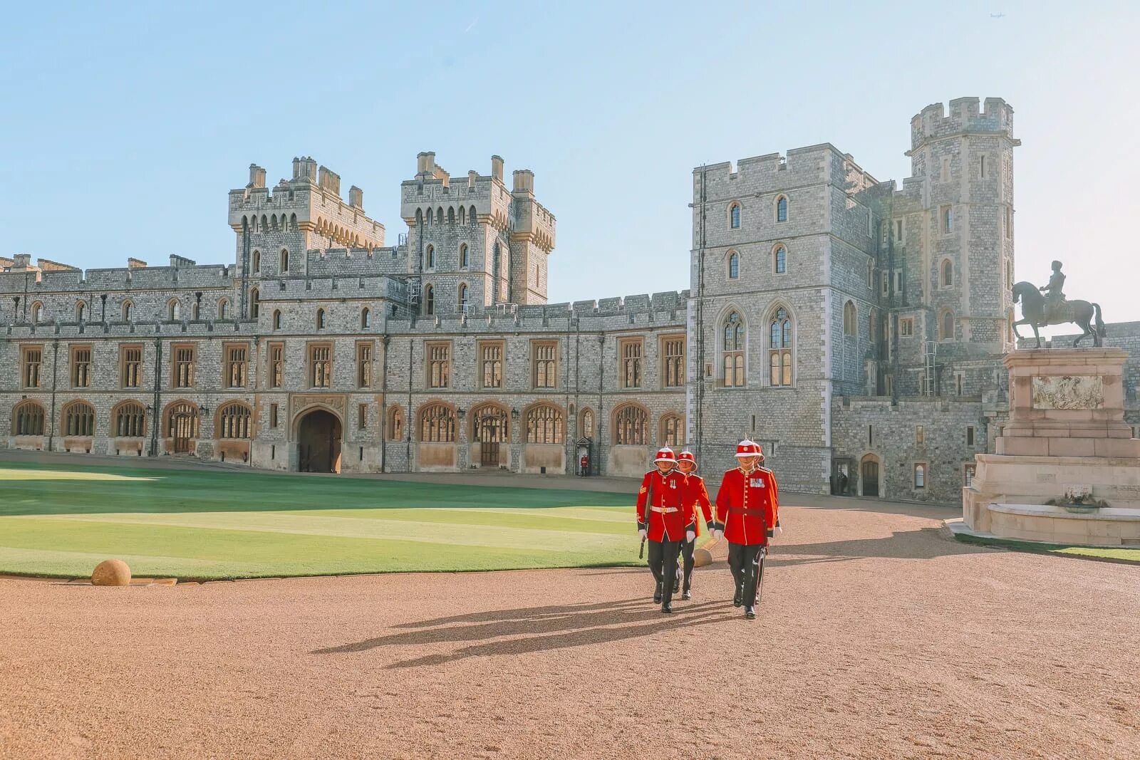 Резиденция королевской семьи. Windsor Castle , графство Беркшир. Виндзорский дворец в Англии. Лондон Виндзорский замок. Королевская резиденция Виндзор.