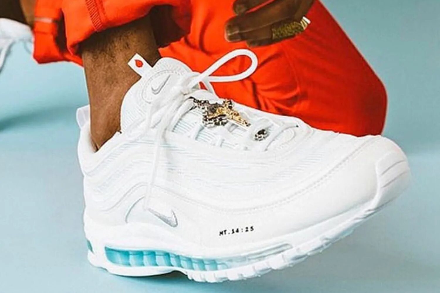 Кроссовки иисуса найк. Nike air max 97 jesus shoes. nike air max 97 со святой водой. кроссовки с кровью на подошве. кроссовки со святой водой в подошве.