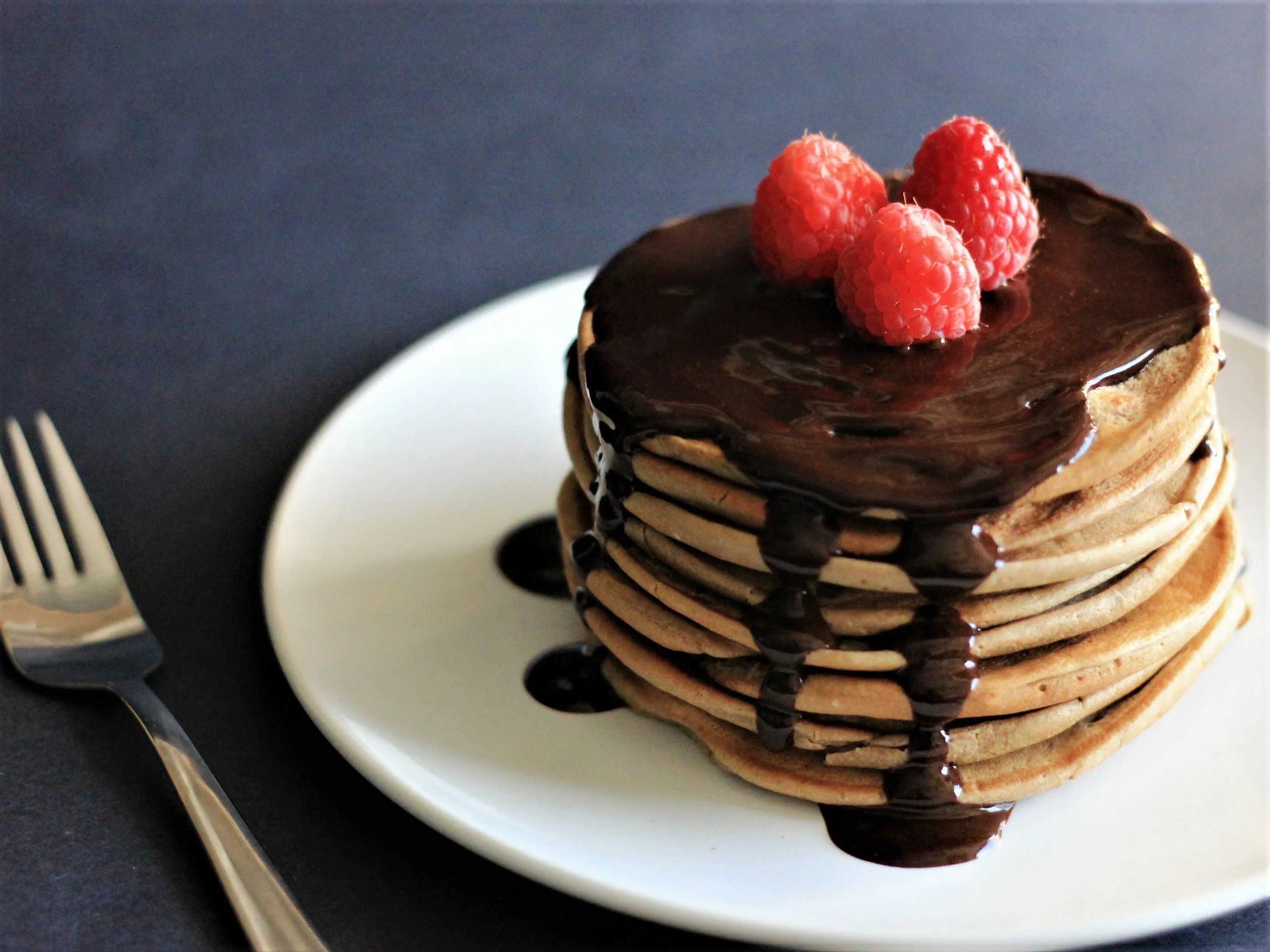 Hot cake. Шоколадные панкейки рецепт. Банановые панкейки с шоколадом. Американские панкейки с Нутеллой. Американские блинчики.