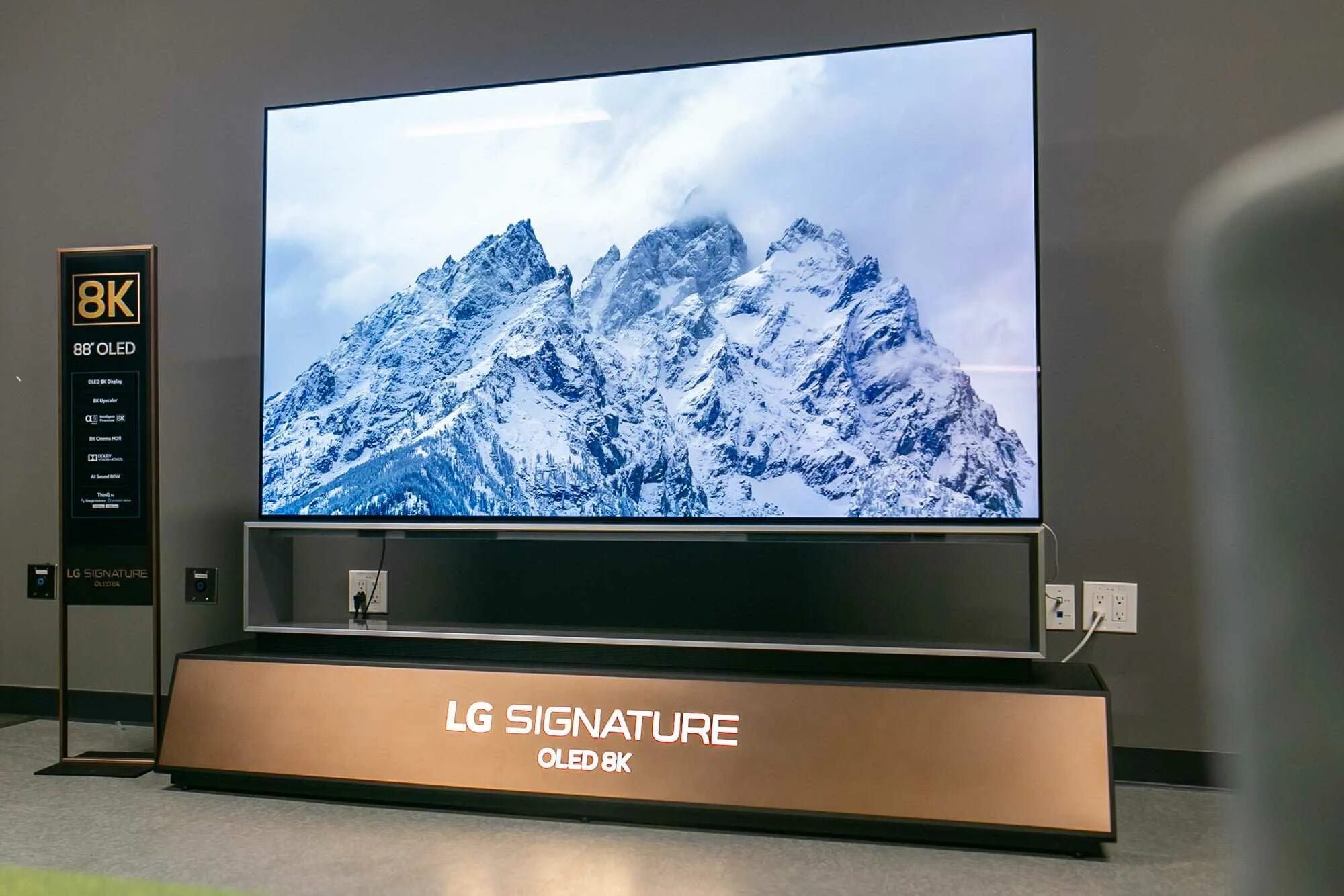 Лучшие телевизоры 2023 цена качество 43. LG Signature 88 8k OLED. LG oled88zx9. Телевизор LG Signature 88 дюймов. LG Signature 88 8k OLED телевизор.