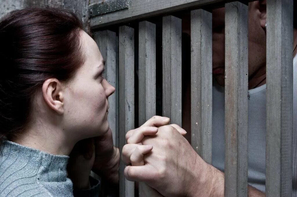 Мужчина и женщина за решеткой. Любовь за решеткой. Любовь в тюрьме. Девушка ждёт парня из тюрьмы.