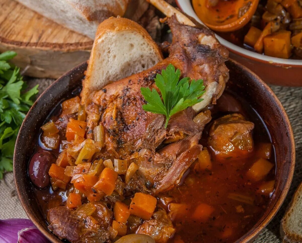 как готовить зайца дикого рецепты. жареный кролик. жареный кролик. жареный кролик. зайчатина в соусе.