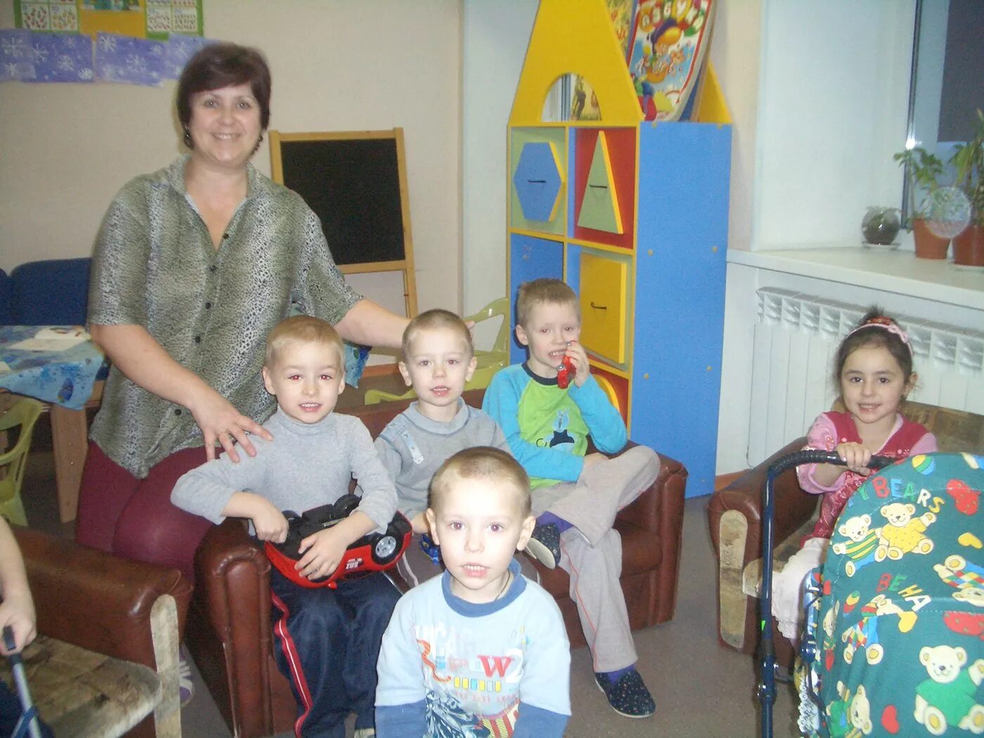 Дети из приюта фото. Ребенок из приюта в семью дети. Дети в детских домах. Детдом для детей 10 лет. Детский дом приют.