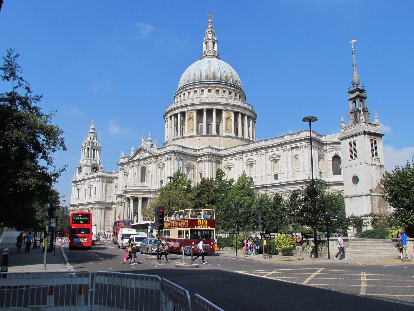Famous london sights. St paul&#039;s cathedral and trafalgar square. london attractions. attractions in london. центр лондона достопримечательности за один день.
