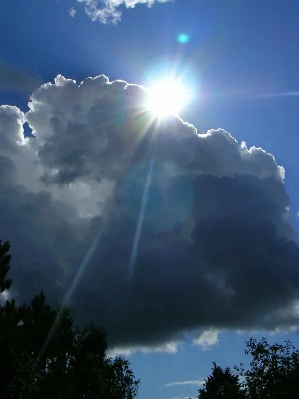 Приносит ясную погоду. Солнце выглядывает из за туч. Лучи солнца из облаков. Солнце сквозь тучи. Небо с лучами солнца.