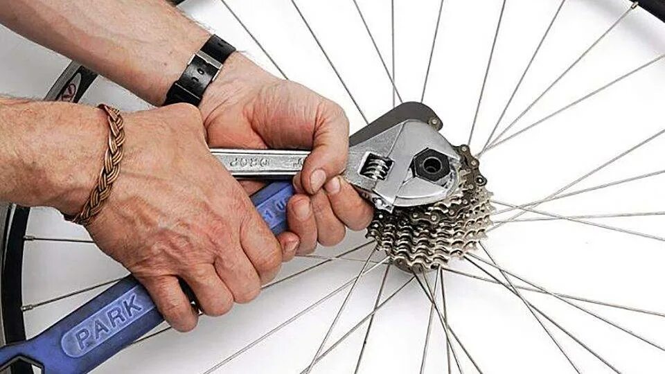 Как поменять колесо на скоростном велосипеде. Shimano Freewheel Hub. Разбор кассеты велосипеда. Разобрать барабан кассеты велосипеда. Защита трещетки на велосипеде.