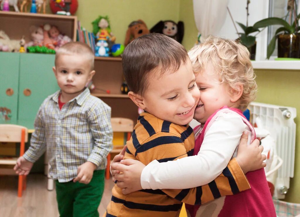 Адаптация ребенка дома. Дети обнимаются в детском саду. Любовь в садике. Дети обнимают воспитателя. Объятия в детском саду.