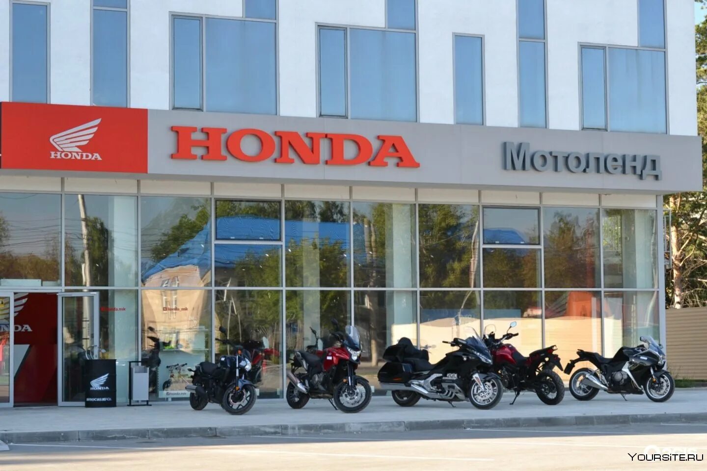 Магазины honda. Мотосалоны. Мотосалон Хонда. Мотосалон вывеска. Магазин мотосалон.