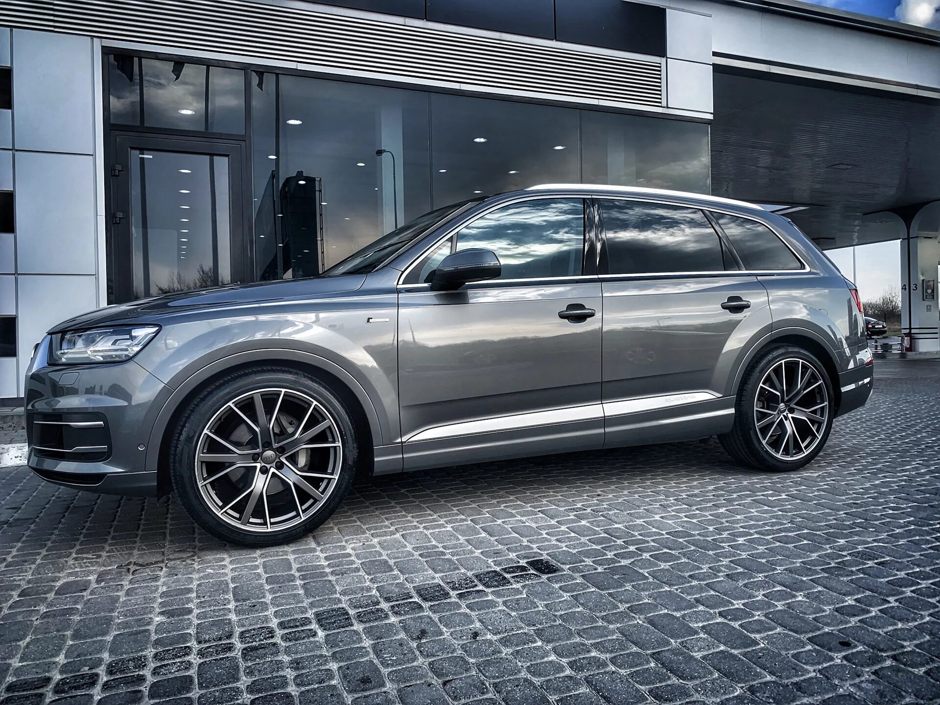 Диски q7 4m. Audi q7 r22. Audi q5 r22. Диски Audi q7 r22. Ауди q7 на 22 дисках.