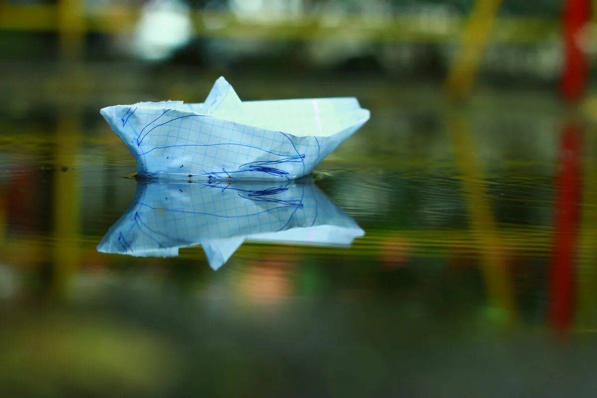 Кораблик из бумаги я по ручью. Бумажный кораблик. Бумажный кораблик плывет. Кораблик в луже.