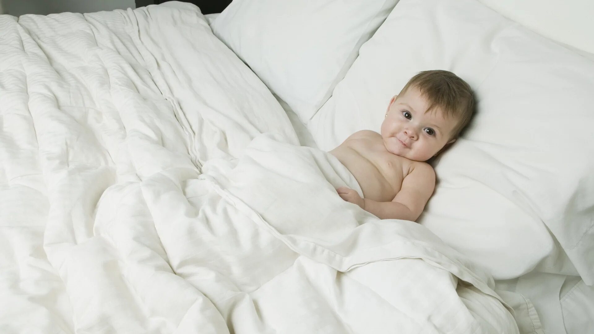 Родилось утро. Кровати для детей. Малыш в постели. Детская фотосессия на кровати. Ребенок лежит на кровати.