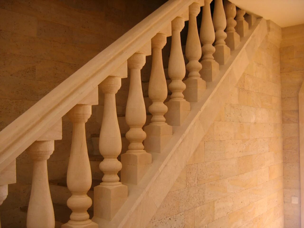 балюстрада лестницы. балюстрада ампир. дагестанский камень балясины перила. деревянные ограждения для лестниц. балюстрада лестницы.