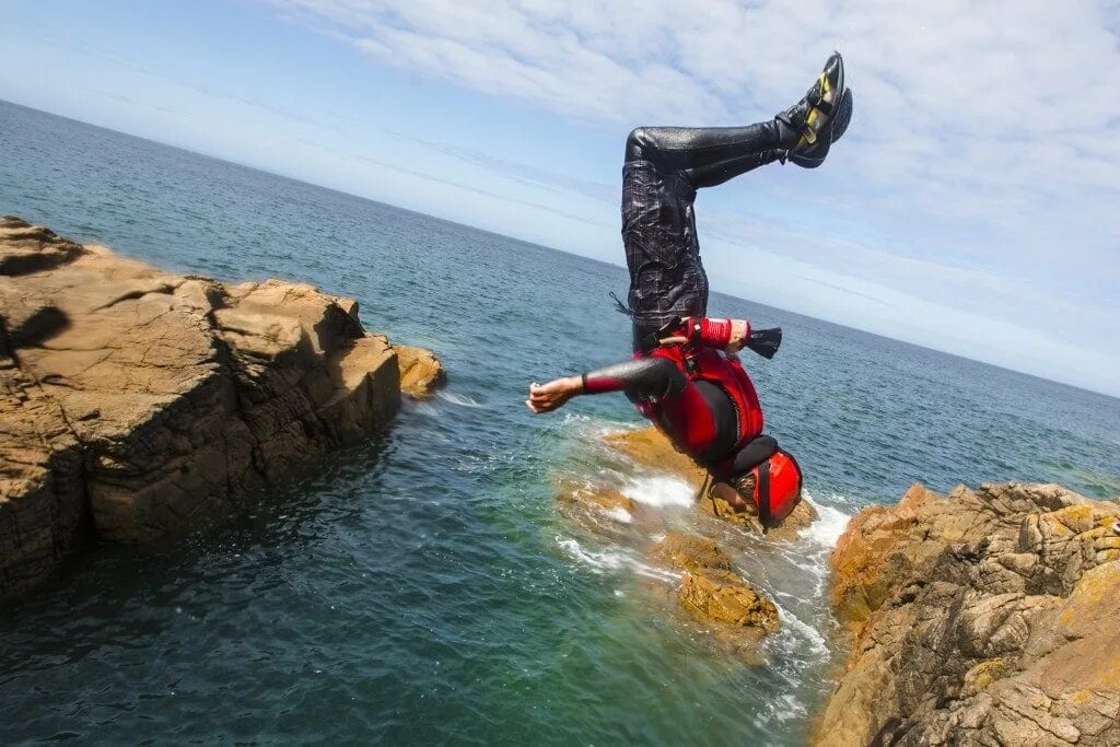 Fly holidays. Coasteering. Pembroke Coasteering фото. Coasteering перевод. Coasteering что это за вид спорта картинки.