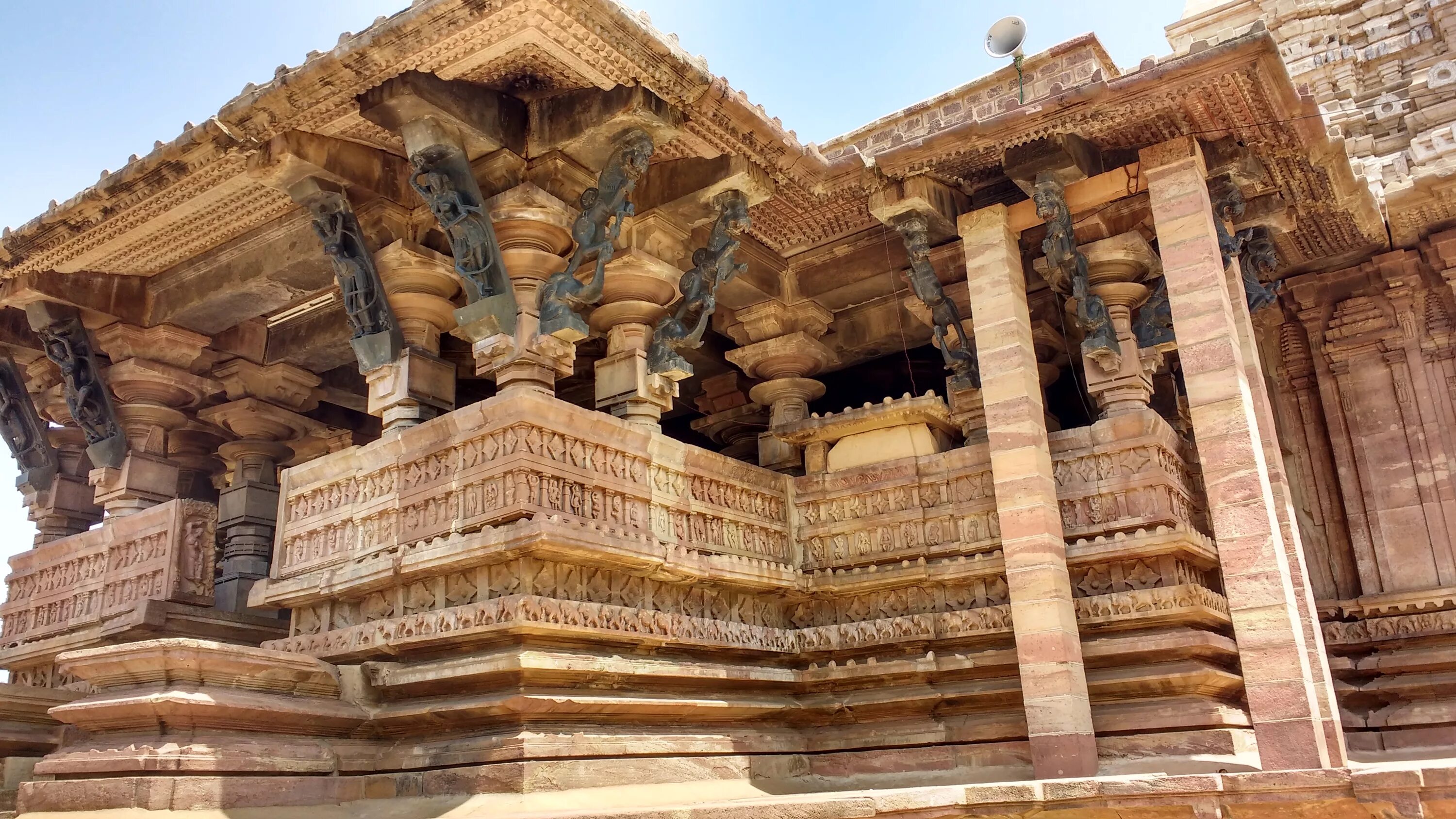 Храм temple. Храм Рамаппа Индия. Храм тысячи колонн, Варангал, Индия.. Храм из базальта в Индии. Колонны храма Варангал.