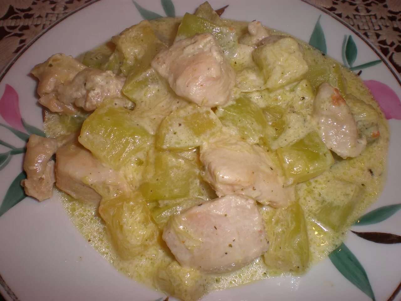 тушеная курица с кабачками. тушеная куриная грудка с цукини.