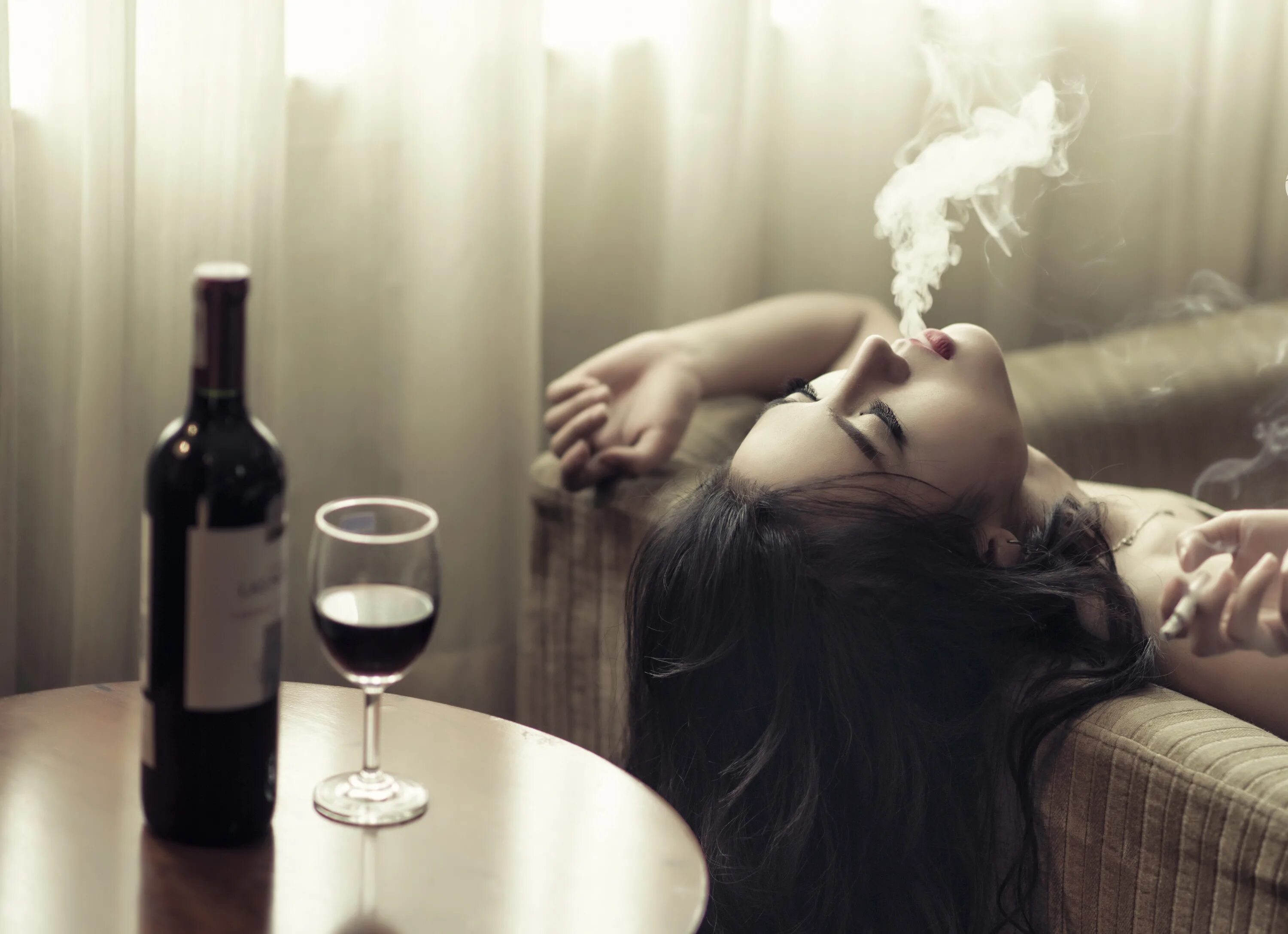 Девушка с вином. Девушка пьет вино. Девушка с вином и сигаретой. Грустная девушка с вином. Сигаретный дым дорогой коньяк песня