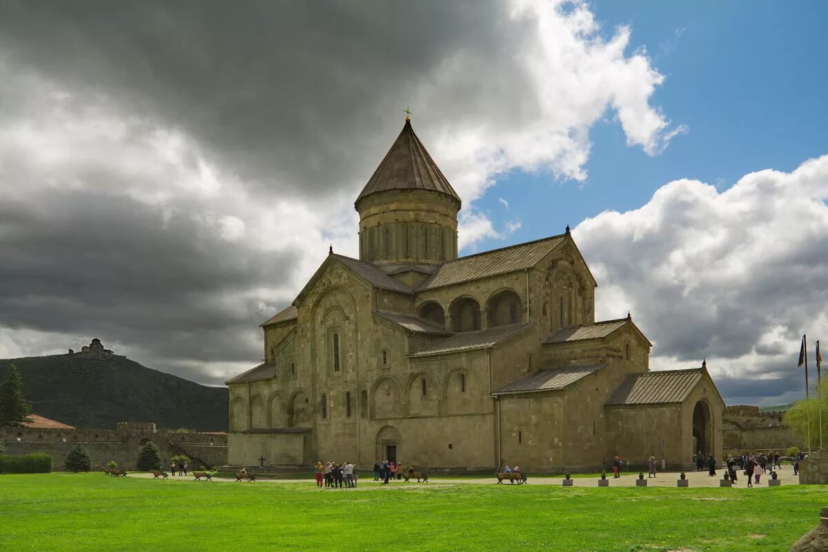 Мцхета 1988 гостиница баги. Церковь в светицховели в перспективе. Мцхета кутаиси грузия. Улочки мцхета грузия. Олд мцхета.