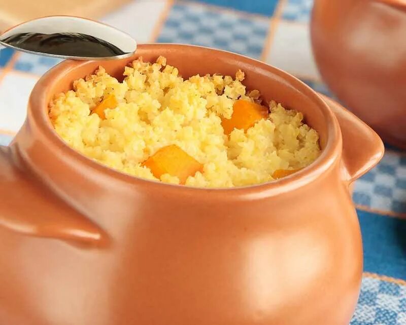 Тыква с пшеном в кастрюле