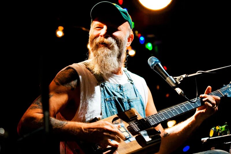 Seasick Steve в молодости. Seasick Steve инструменты. Гитарист Стив блюз рок фестиваль Seasick. Seasick steve