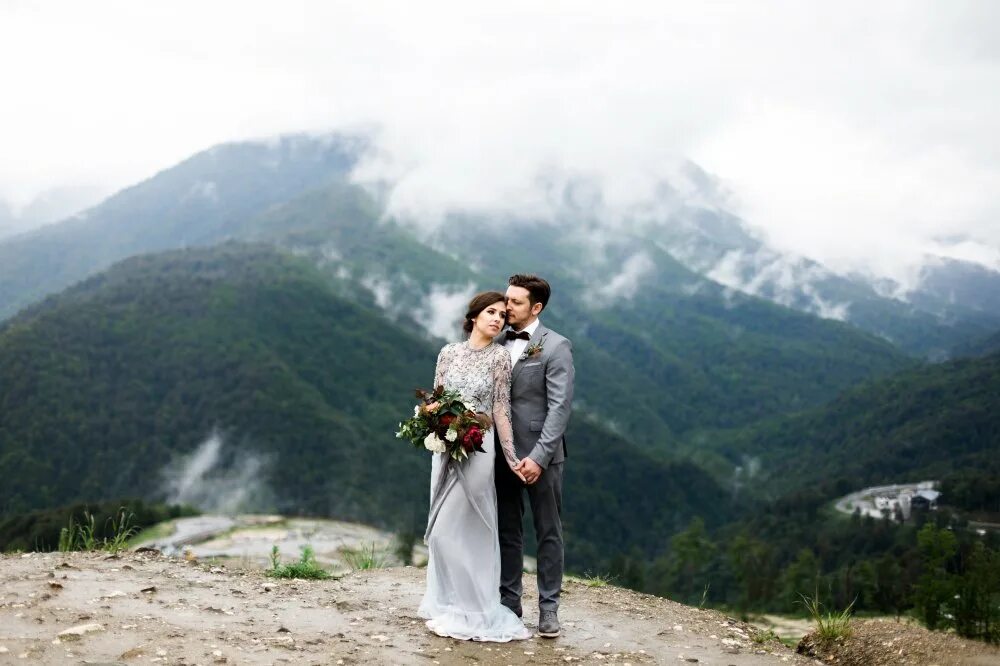 Женихи кавказа. Свадьба в горах красная Поляна. Свадьба в Сочи церемония в горах.