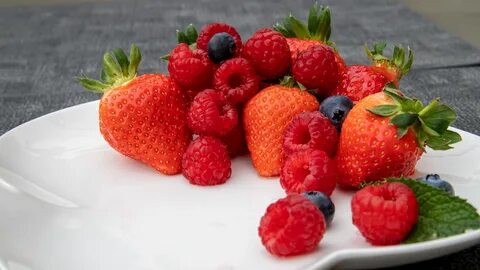 Free download wallpaper Food, Strawberry, Blueberry, Raspberry, Berry on yo...