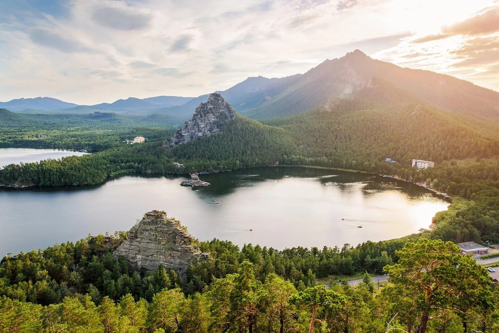 Казахстан туры цены. Курорт Боровое (Бурабай). Озеро Бурабай Казахстан. Курортная зона Боровое (Бурабай). Гора Кокшетау Боровое.