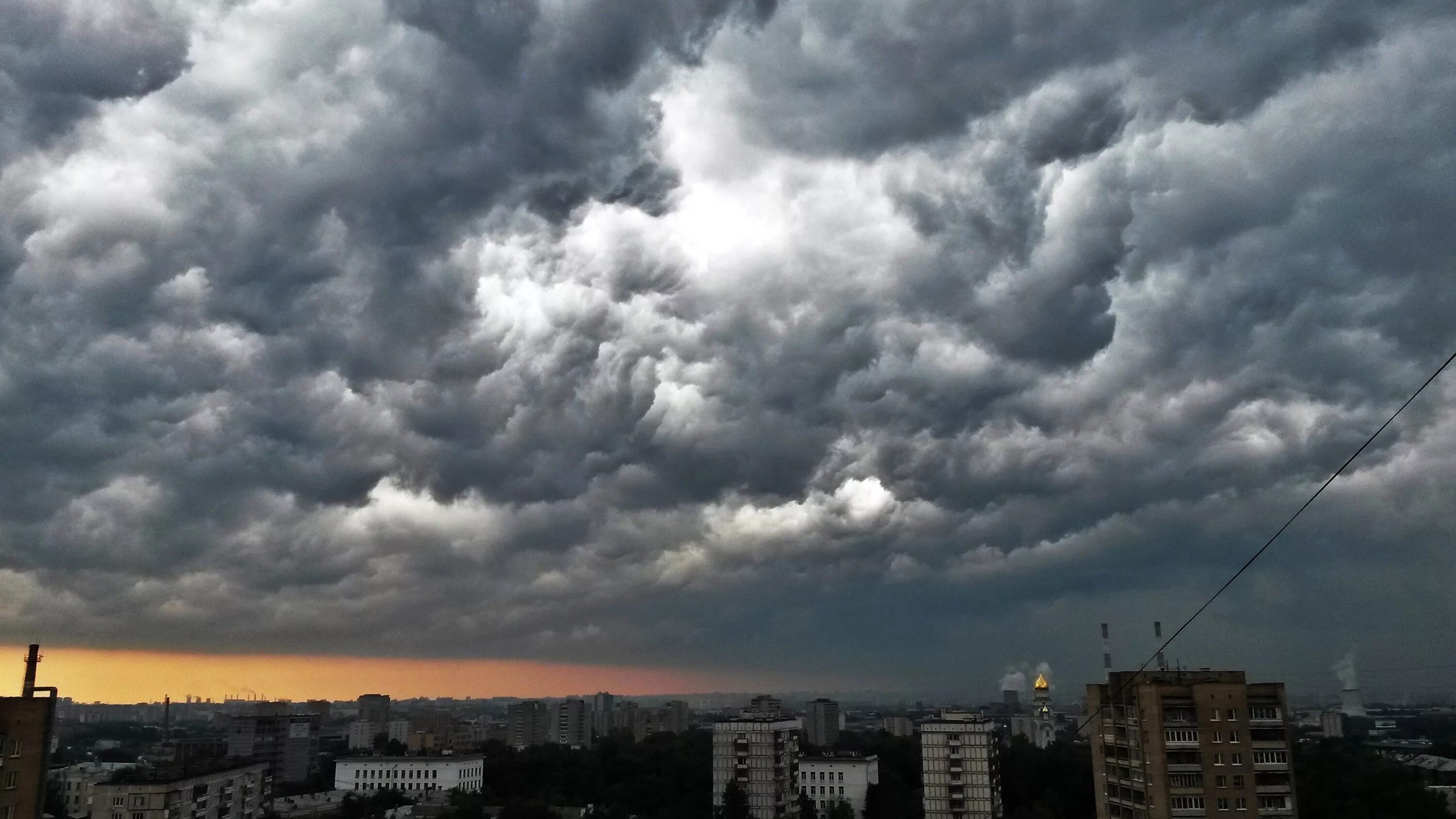 Ветер г москва. Тучи над городом. Тучи в городе. Серое небо город. Пасмурное небо в городе.