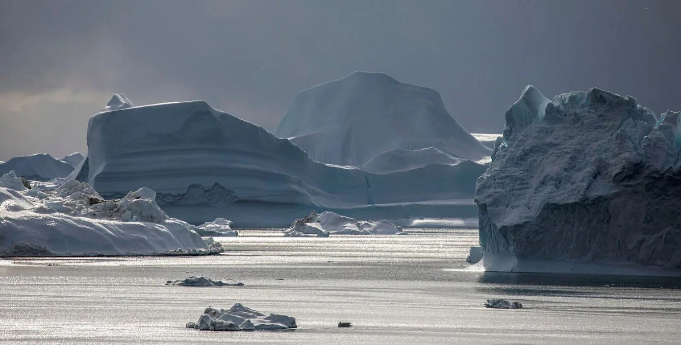 Большой остров покрытый льдами. Ледниковый Фьорд Илулиссат Гренландия. Гренландия центр острова. Горы Гренландии. Гренландский Ледниковый щит в центре.