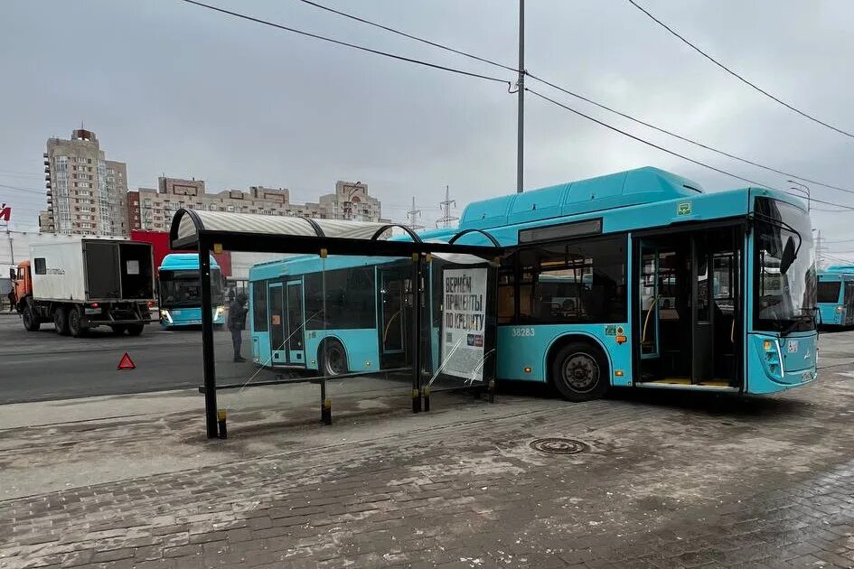 Упавший автобус в петербурге. Автобус. фотографии автобусов. автобус в питере.