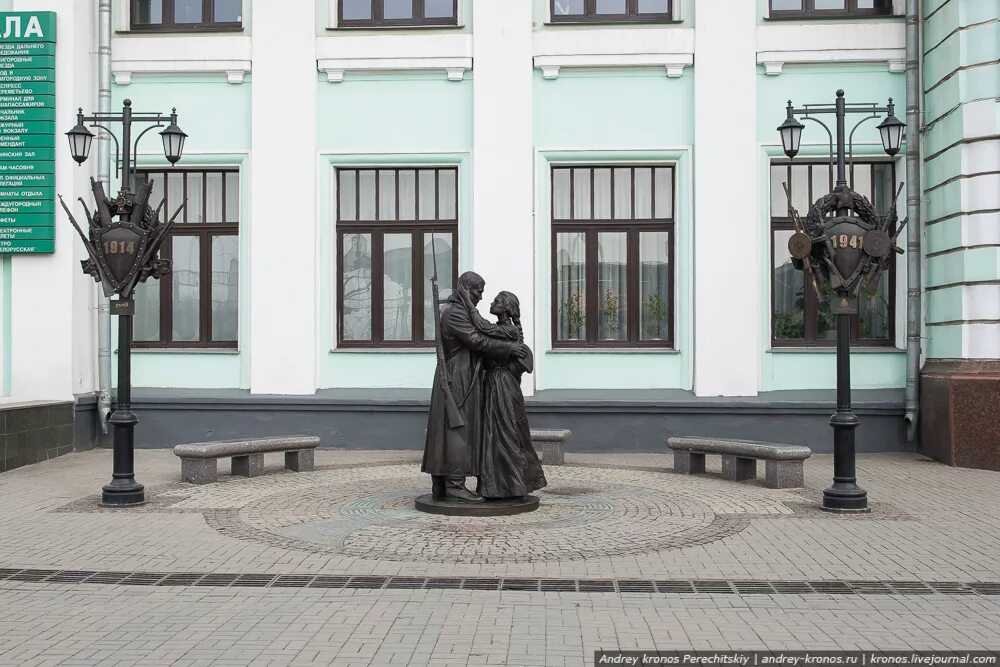 Памятник прощание. Белорусский вокзал скульптура прощание. Памятник на белорусском вокзале в Москве. Памятник Славянке белорусский вокзал. Памятник прощание славянки на белорусском вокзале.