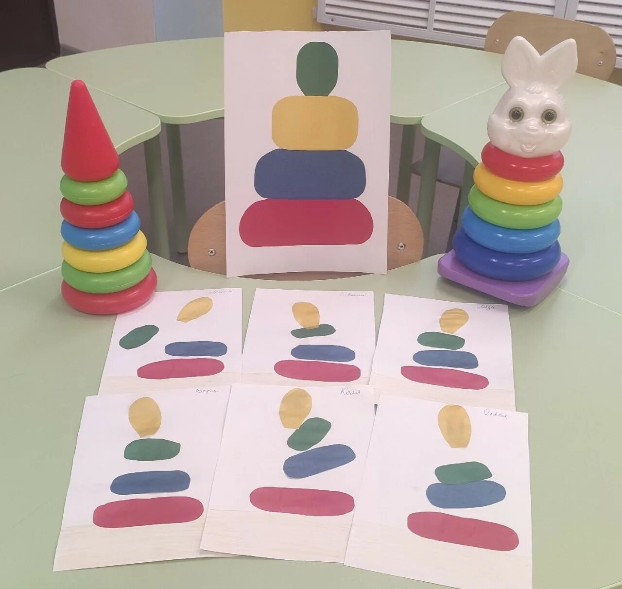 Пирамидка младшая группа. Аппликация пирамидка во 2 младшей группе т. Пирамидка младшая группа. Пирамидка аппликация во второй младшей группе. Лепка в младшей группе пирамидка.