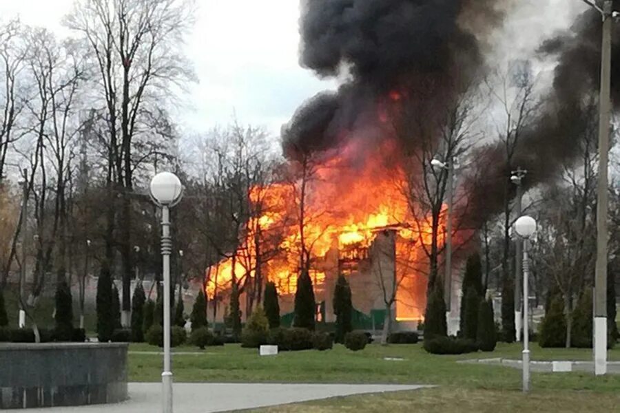 Сгорел парк. Пинск парк. Пожар в парке. Пожар на сцене. Пинск парк культуры и отдыха.