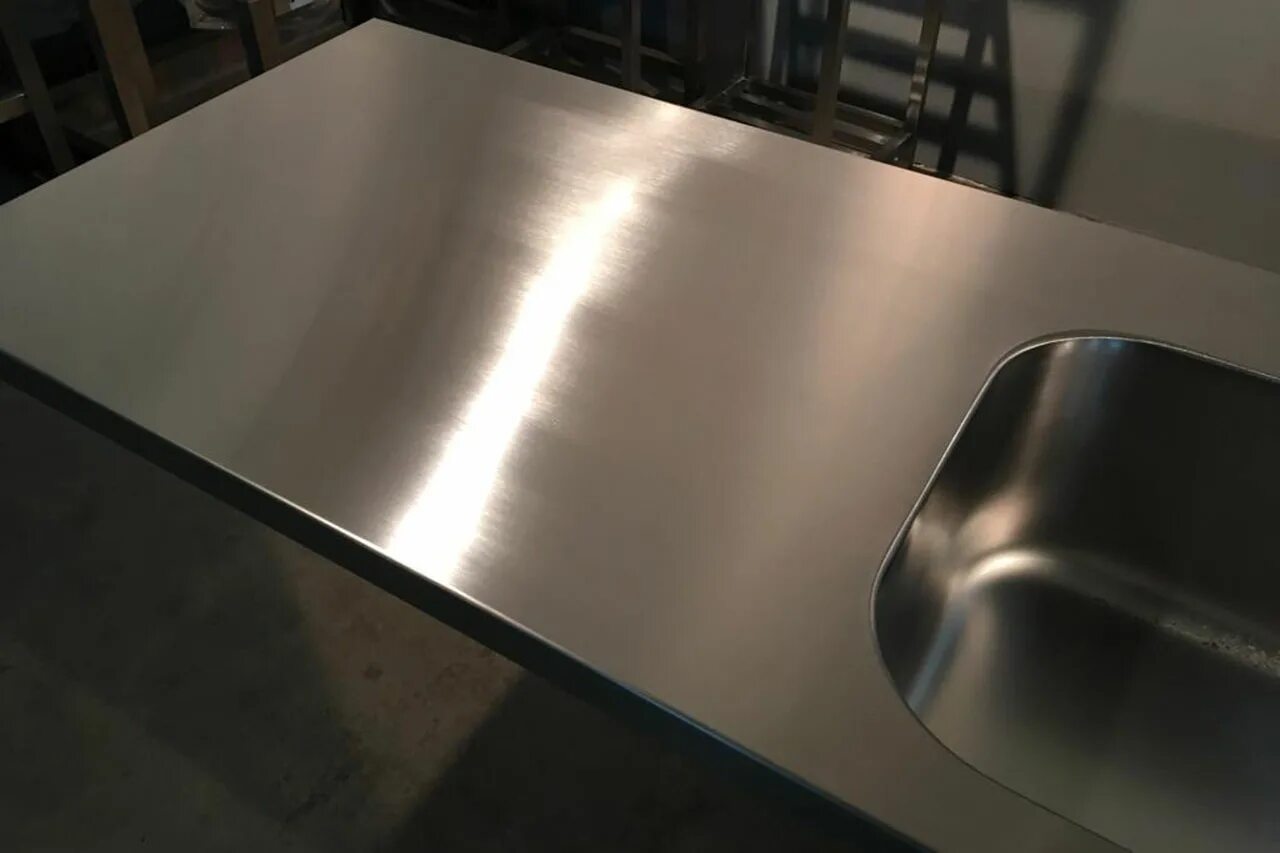 столешница металлическая на производство. столешница из зеркальной нержавейки. нержавейка казань. нержавейка казань. столешница из нержавейки с мойкой.