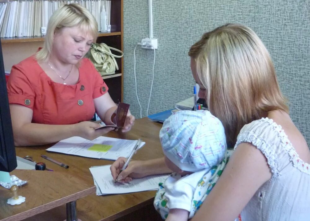 Многодетная семья мальчики. Деньги многодетным семьям. Малообеспеченные семьи с детьми. Малоимущие семьи чувашия. Поддержка малоимущих граждан.