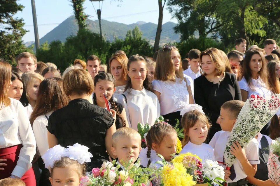 Дачновская школа Судак. Директор Дачновской школы Судак. Город Судак школа гимназия 1 линейка. Школа 1 Судак.