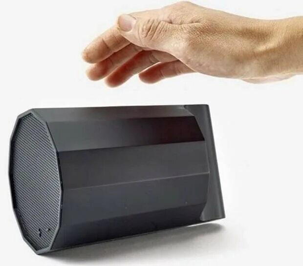 Wi fi акустика. Беспроводная акустика для hwa450. портативная колонка необычной формы. беспроводная колонка в руке. дизайнерская беспроводная акустика для дома.