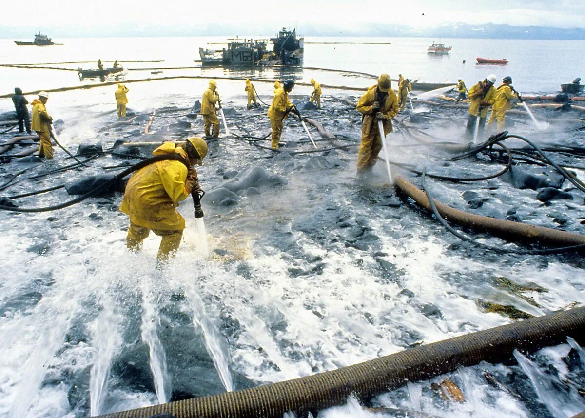 Меры борьбы с нефтью. Маврикий разлив нефти. Сбор нефти с водной поверхности. Влияние нефтедобычи на окружающую среду. Меры борьбы с нефтью.