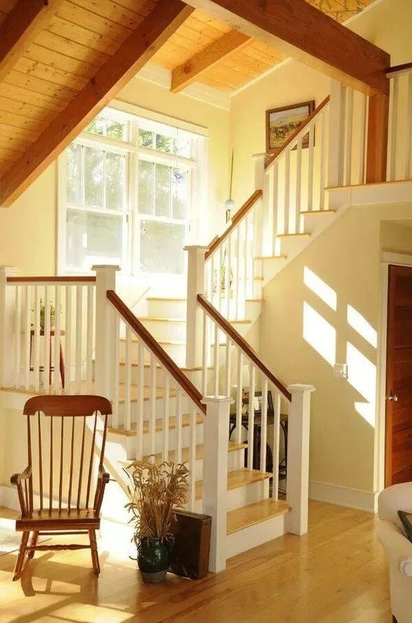 Лестница в доме. Лестница в частном доме. Лестница деревянная. Лестница на 2 этаж в частном доме. Второй этаж на право