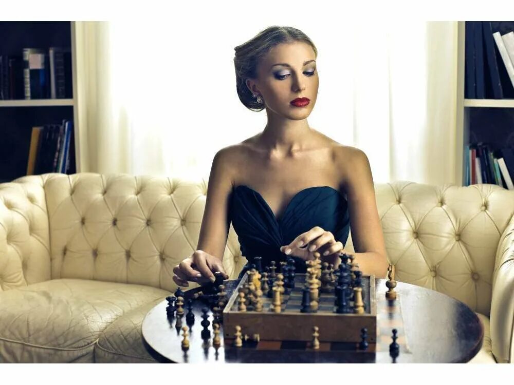 Женщины шахматистки. Женщины стратеги. Девушка и шахматы. Человек за шахматной доской. Женщины стратеги.