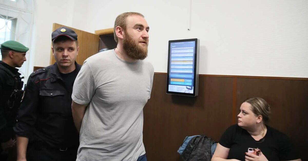 Отец и сын в черном дельфине