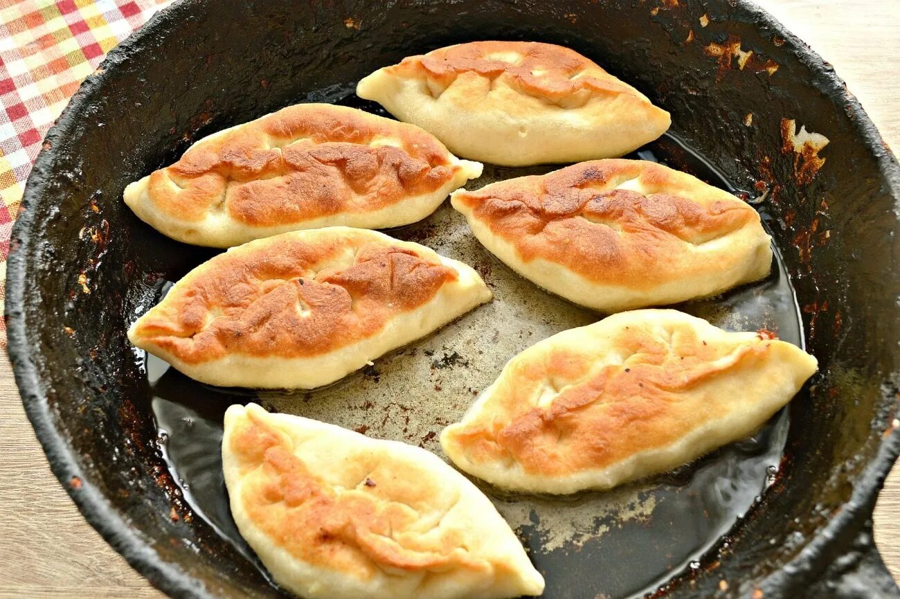 Пироги жареные на сковороде. Пирожки с картошкой на сковородке. Пирожки с картошкой жареные на сковороде. Тонкие пирожки с картошкой на сковороде
