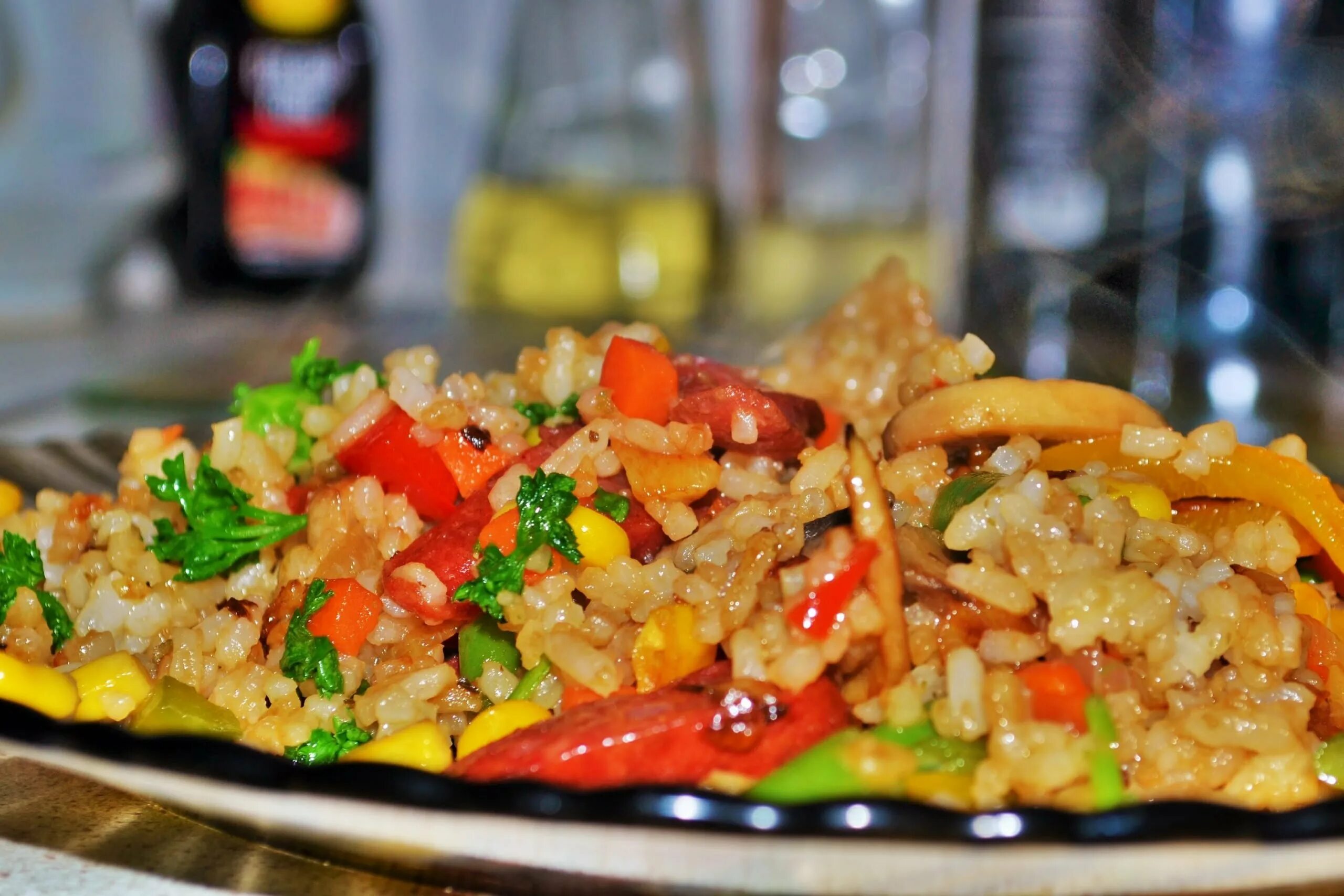 Rice vegetable. Рис пилав. Жареный рис с курицей и овощами по-китайски. Рис с овощами на гарнир. Жареный рис с овощами по-китайски.