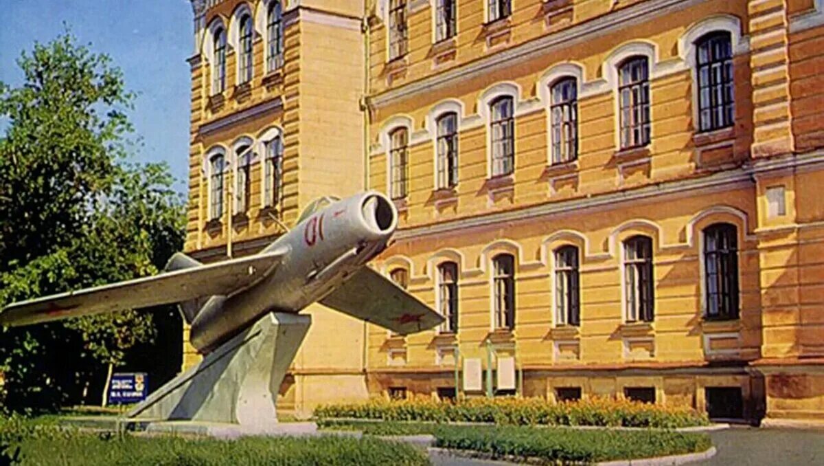 Летное училище оренбург гагарина. Оренбургское высшее военно-авиационное училище (челюскинцев, 19). Оренбургское летное военное. Оренбург летное училище гагарин. Оренбургское летное военное училище.