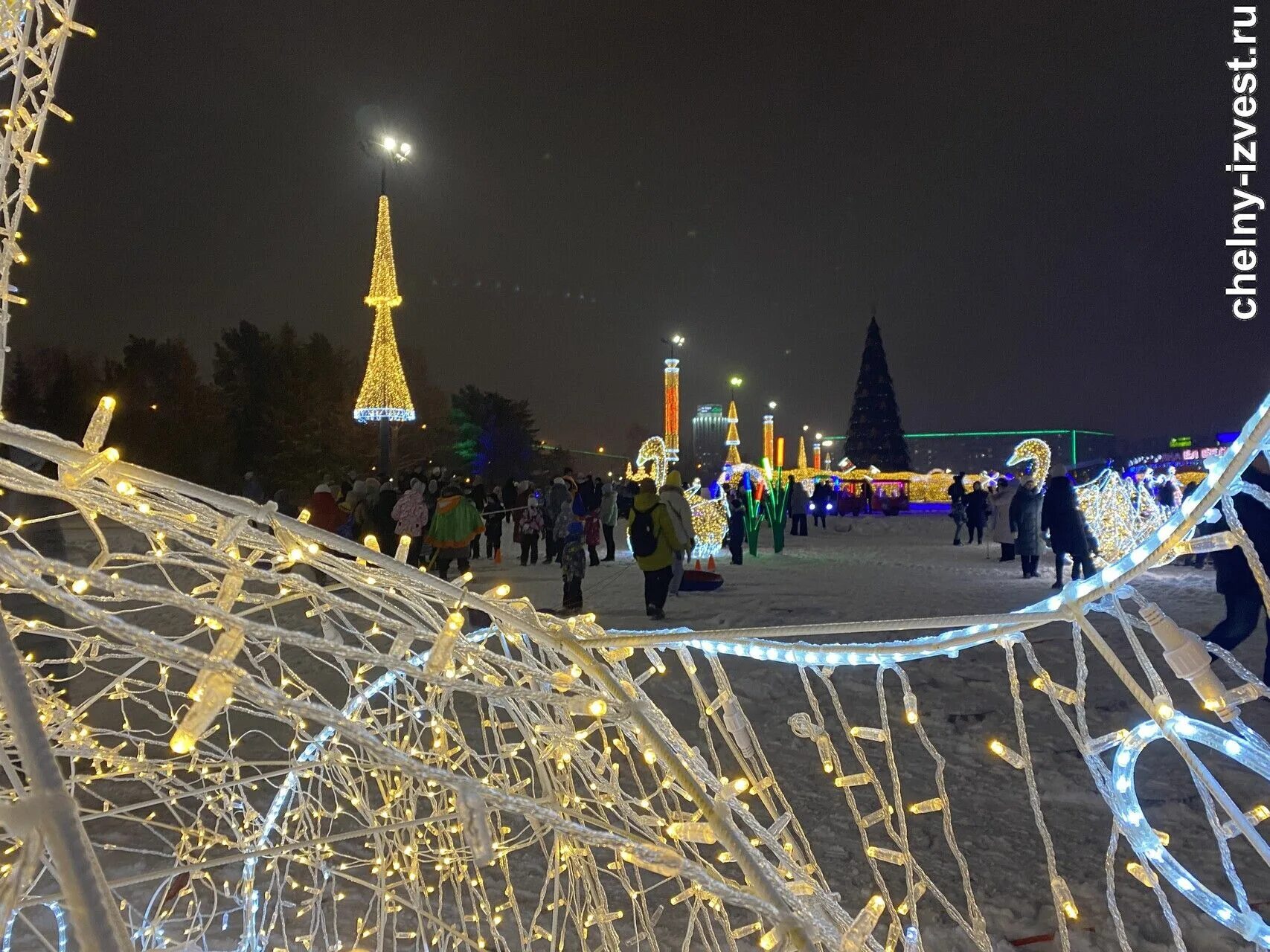 Город лида новогодний. Центральная елка в калуге. Елка на площади. Городская елка челябинск. Главная елка ульяновска.
